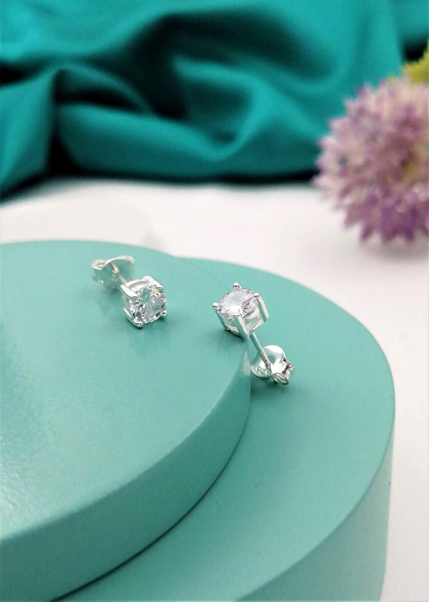 Aretes circón con caja plana