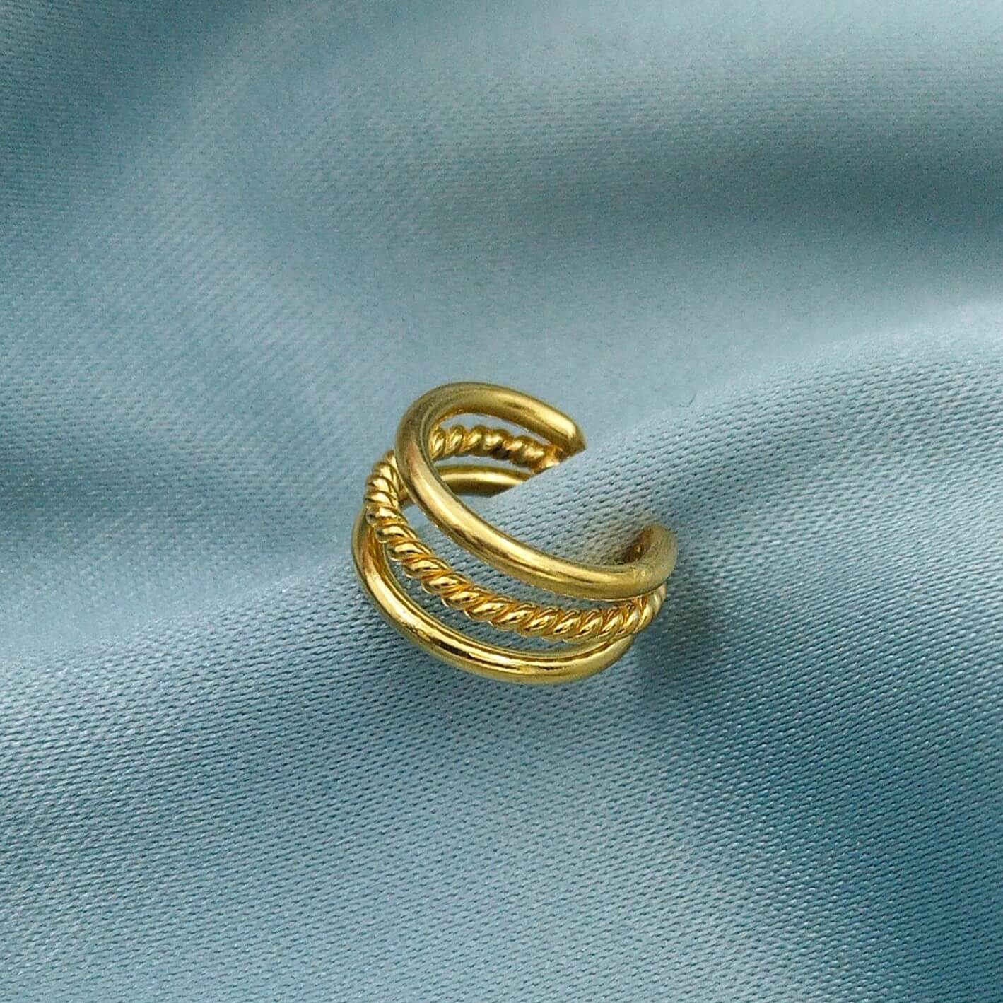 Arete Ear cuff tres barras entorchado dorado