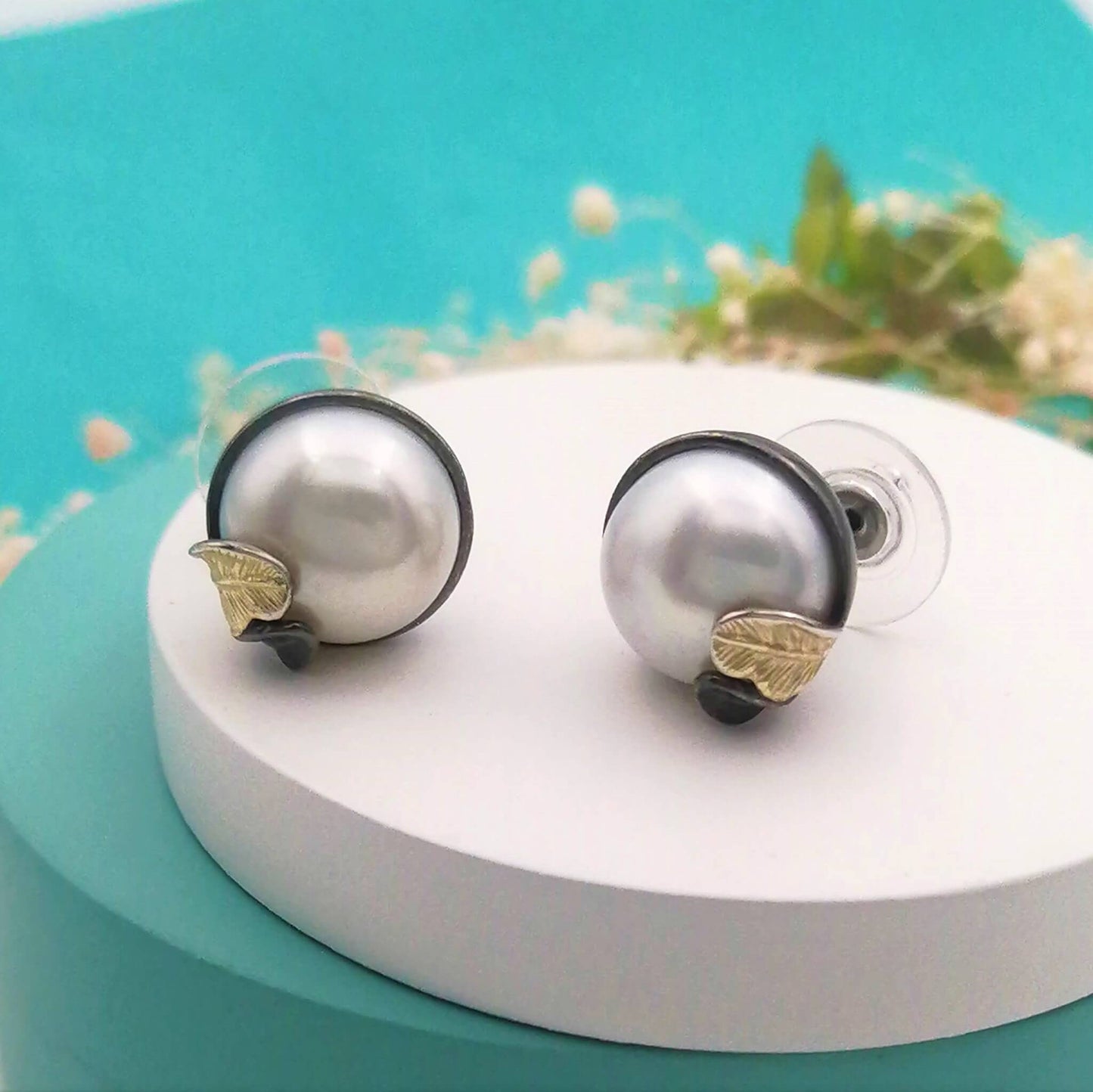 Arete Perlas con hoja dorada