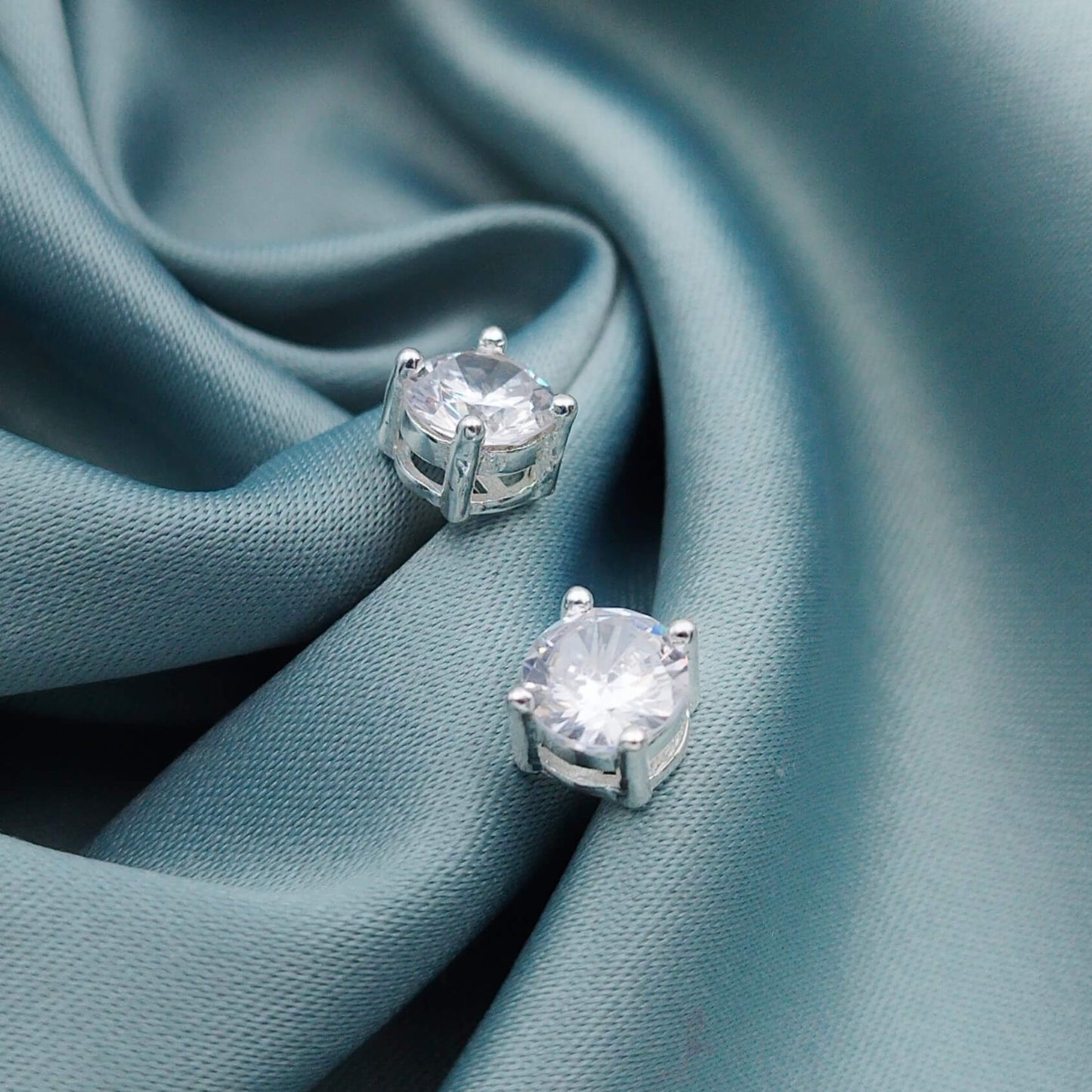 Aretes circón con caja plana