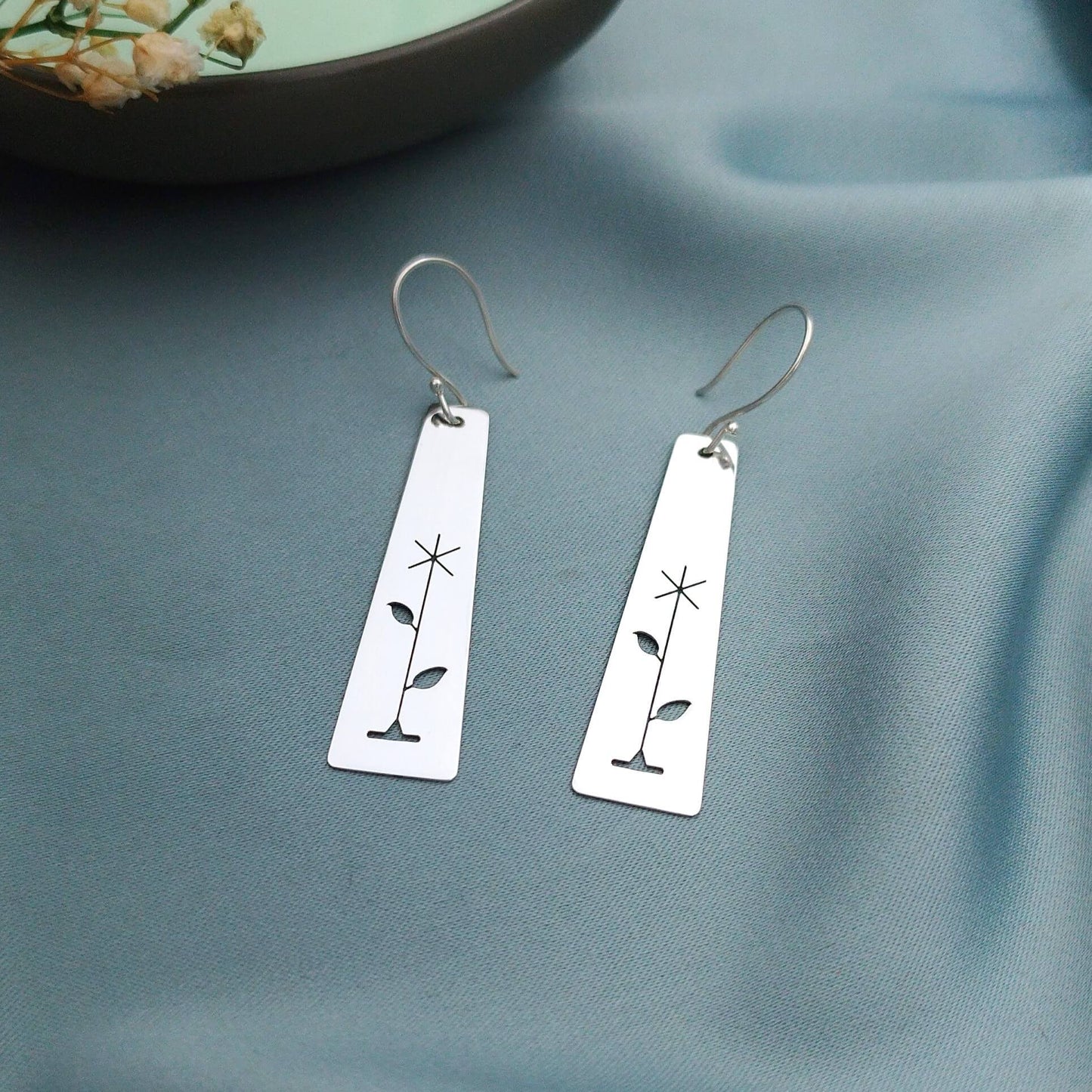 Aretes largos placa diente de león