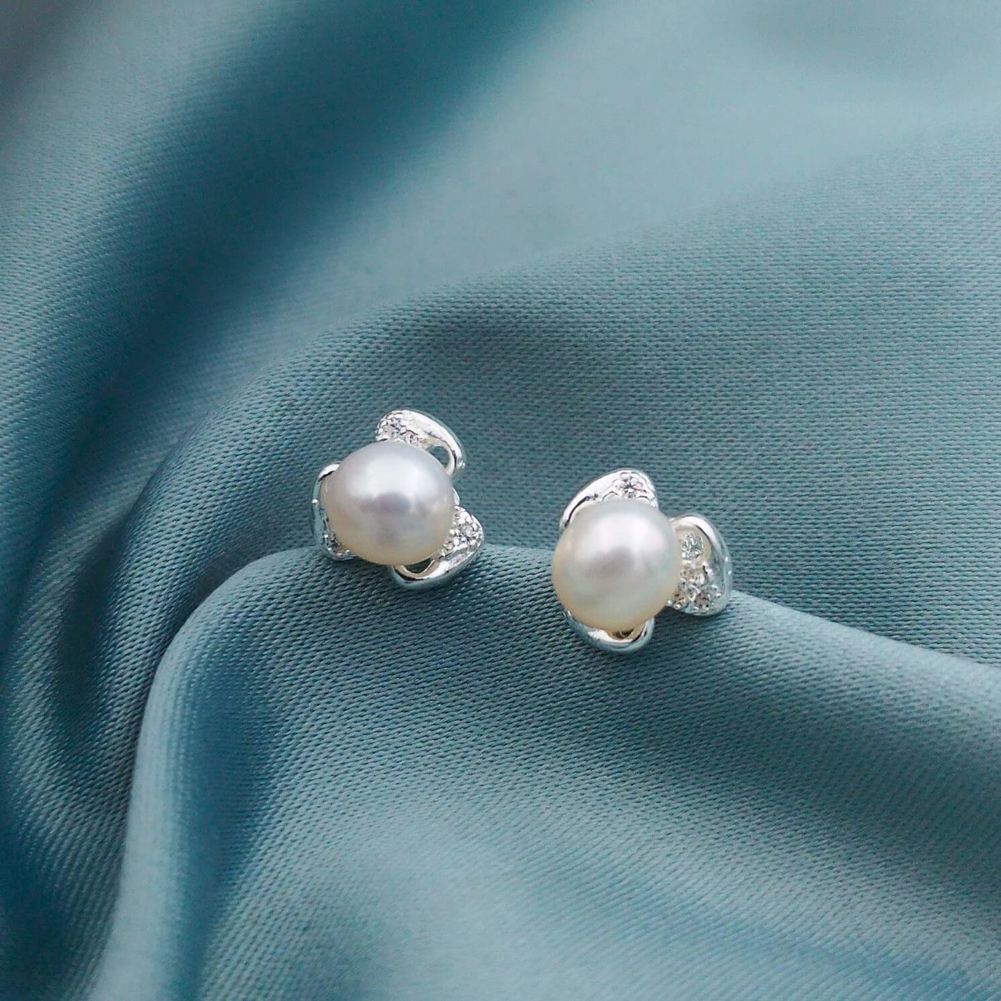 Aretes perlas con pétalos