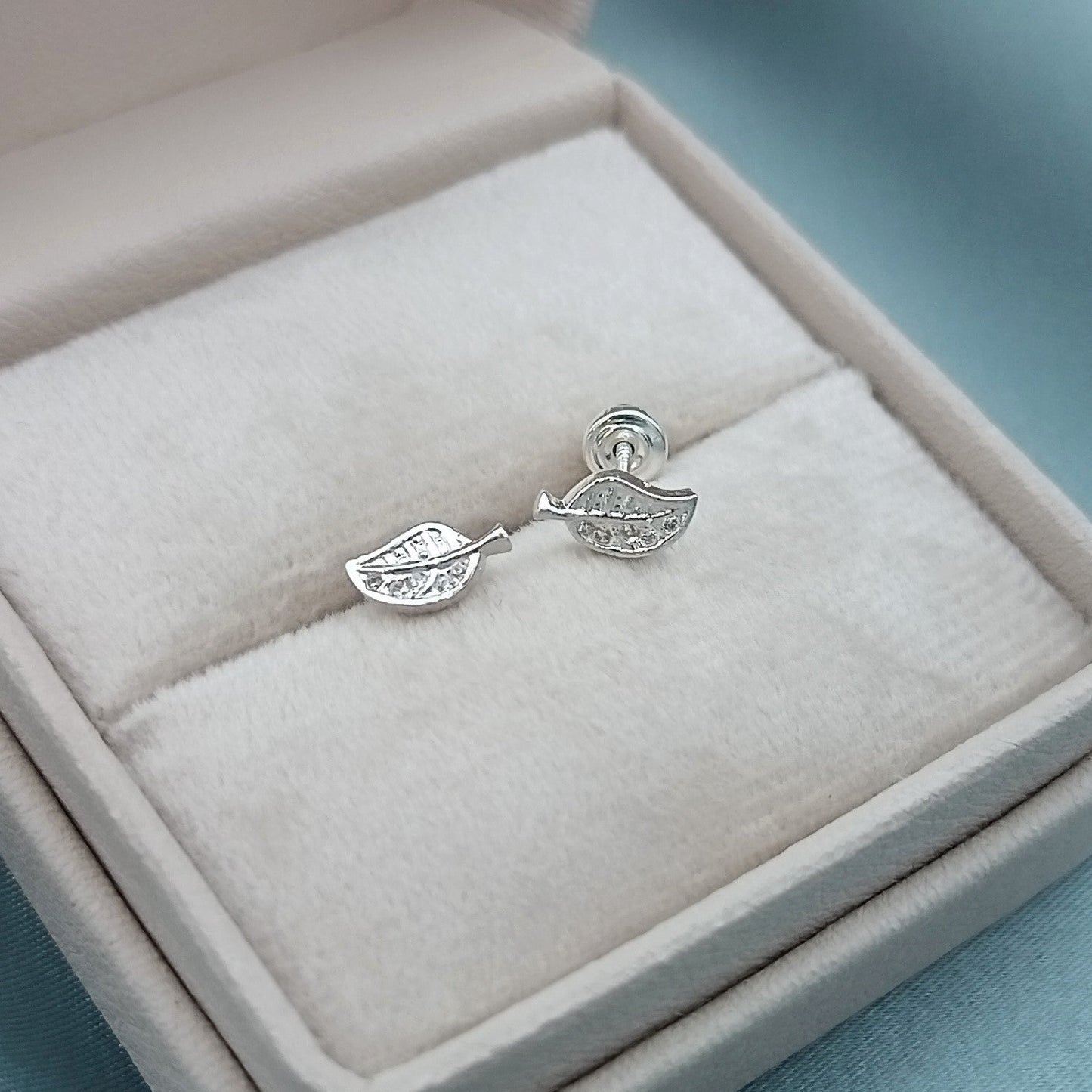 Aretes a rosca Hojas circón