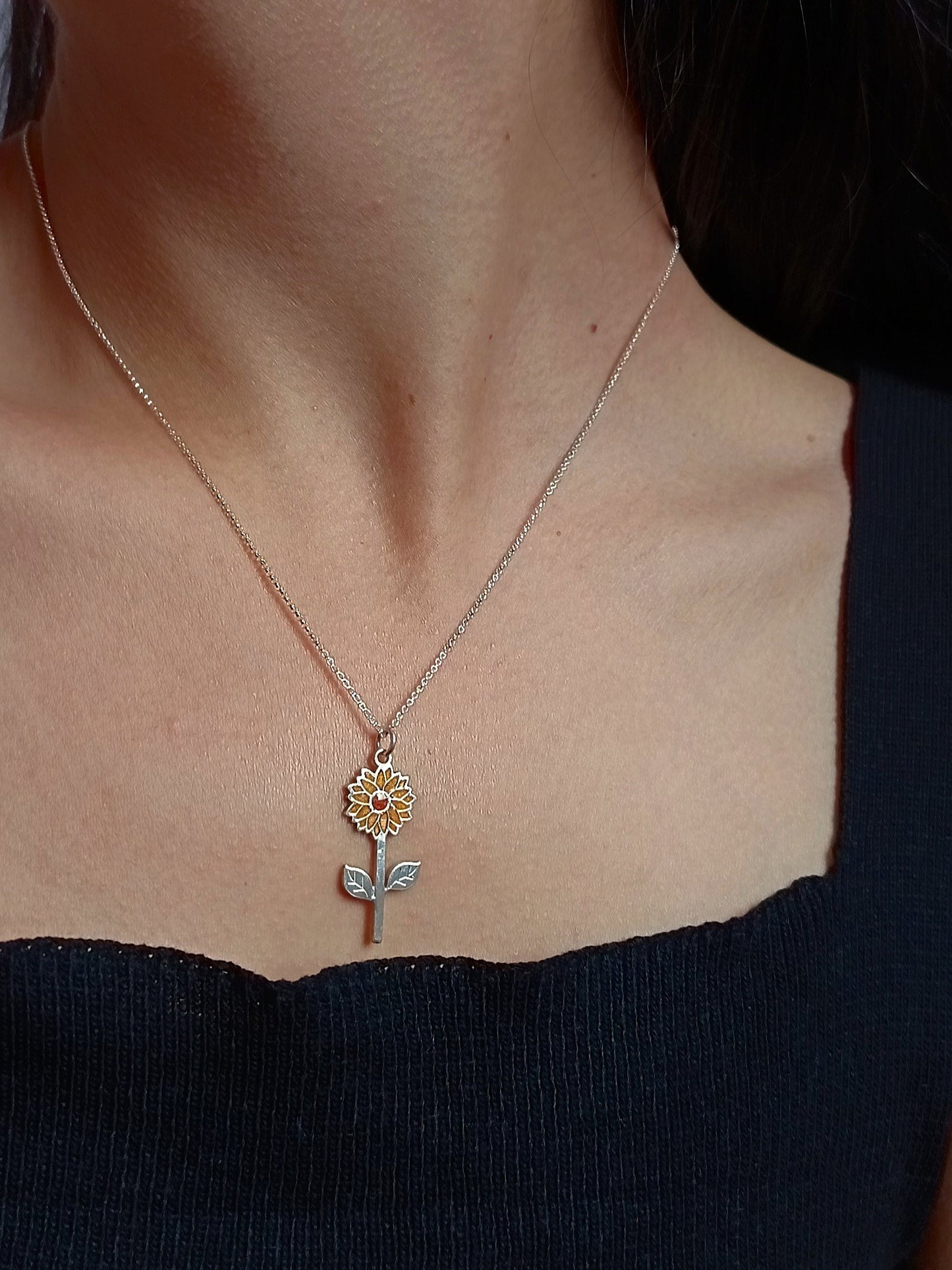 Collar Girasol con resina