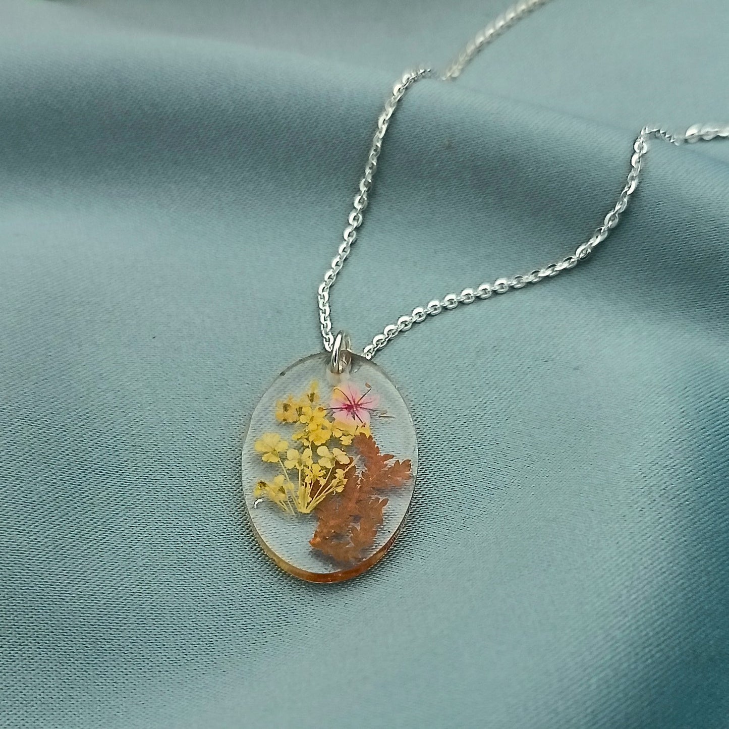 Collar inmortalizado de flores y hojitas