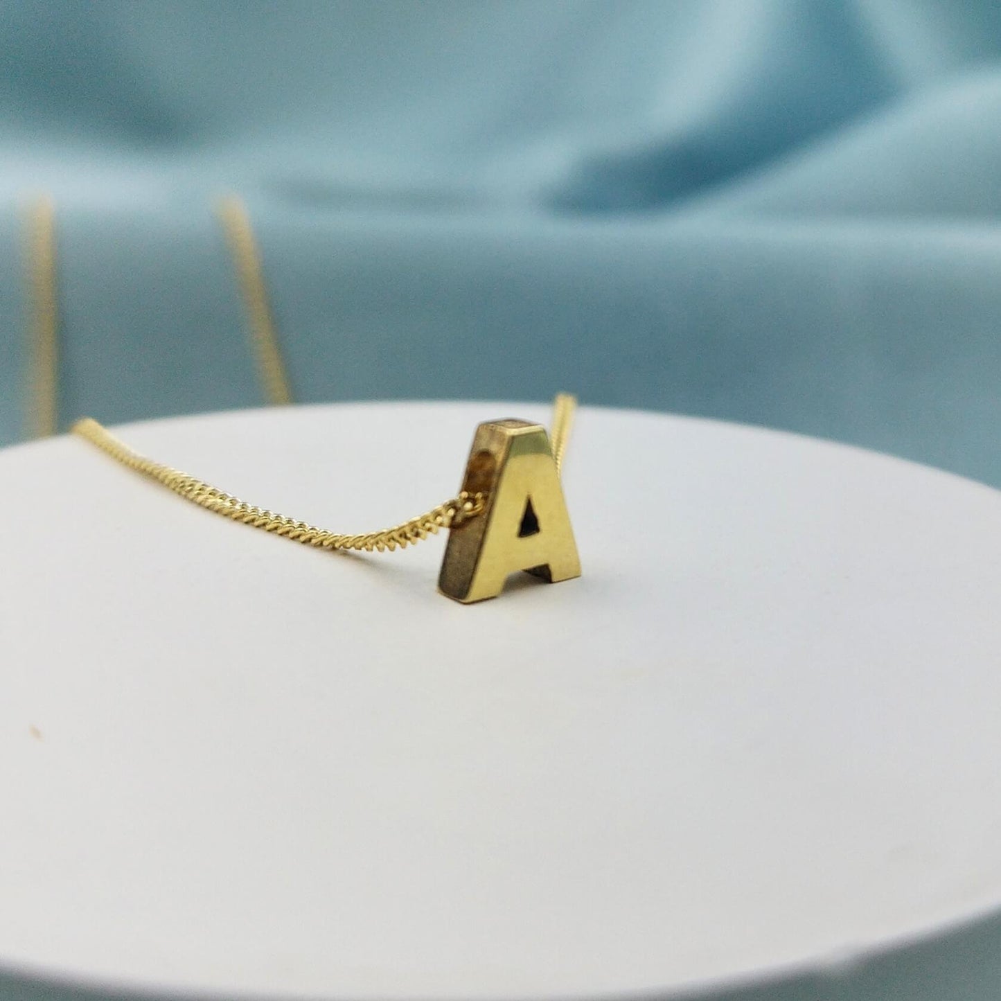 Collar letra inicial dorado