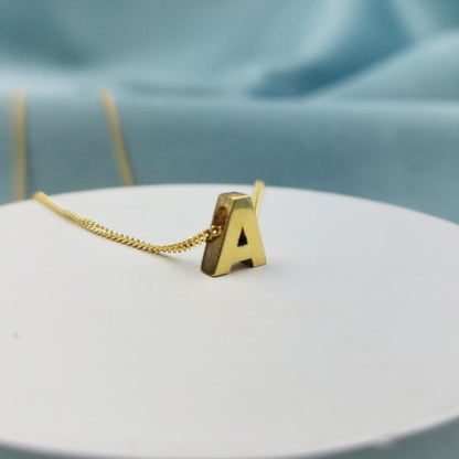 Collar letra inicial dorado