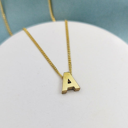 Collar letra inicial dorado
