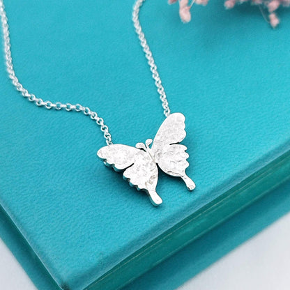 Collar mariposa con textura