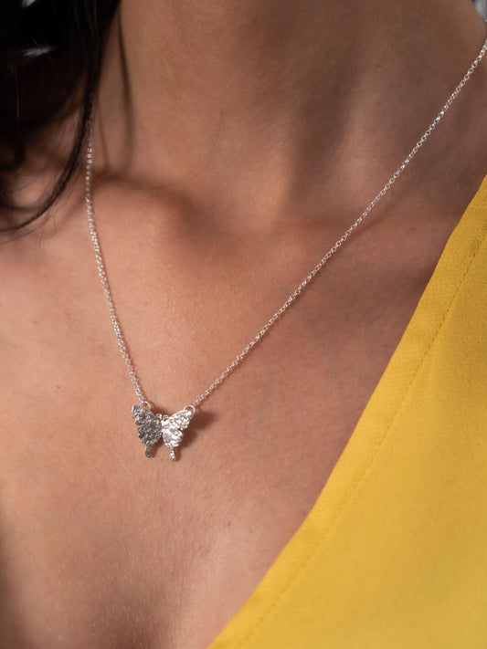 Collar mariposa con textura