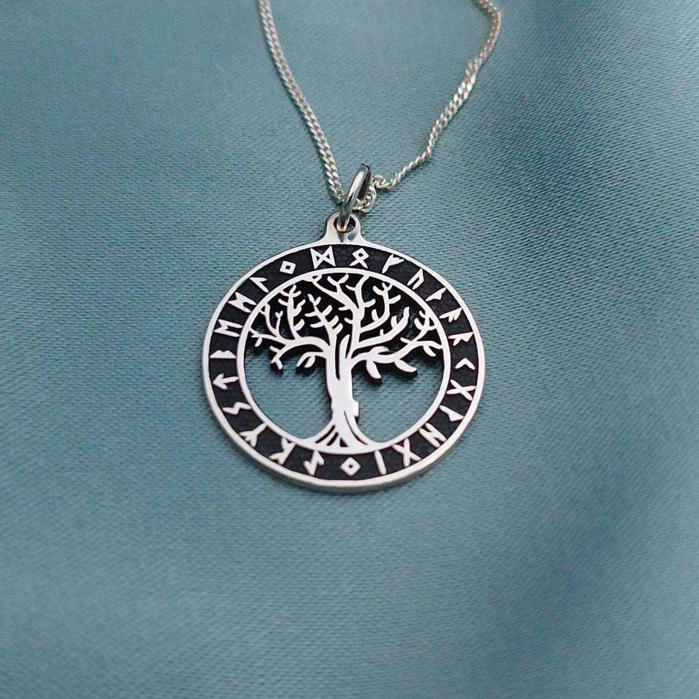 Dije amuleto Árbol de la vida  Wicca con alfabeto rúnico