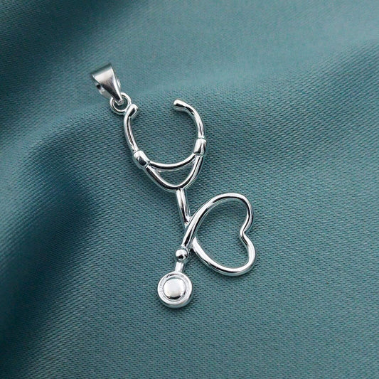 Dije estetoscopio con corazón 2