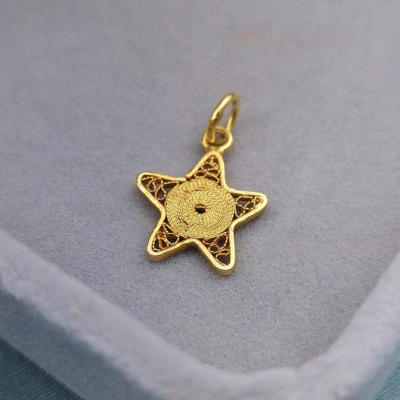 Dije filigrana estrella con baño de oro