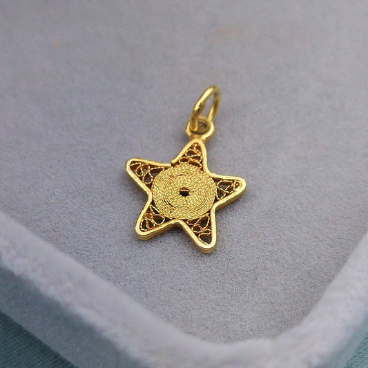 Dije filigrana estrella con baño de oro