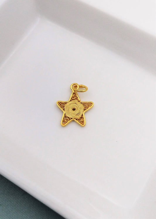 Dije filigrana estrella con baño de oro