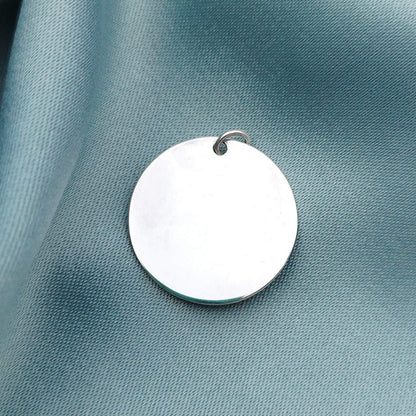 Dije placa redonda 2cm con grabado