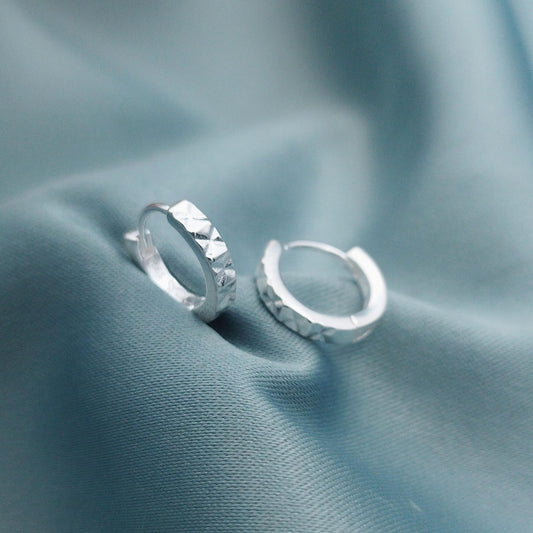 Huggies lisos diamantados en cruz 2.5mm