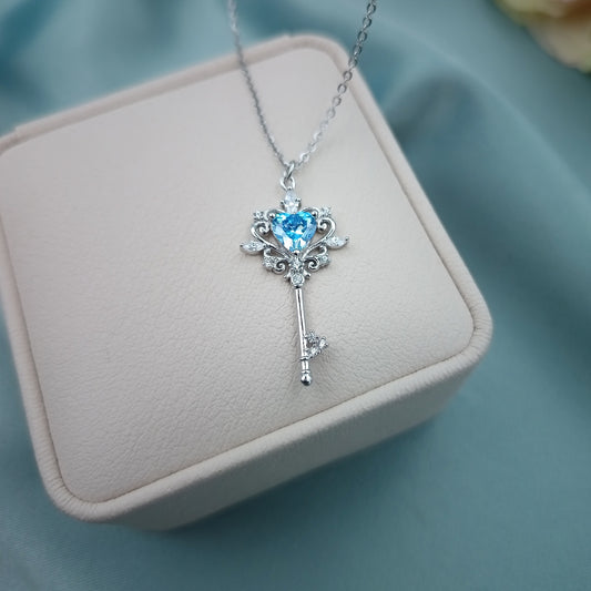 Collar con dije de llave y corazón azul plata 925