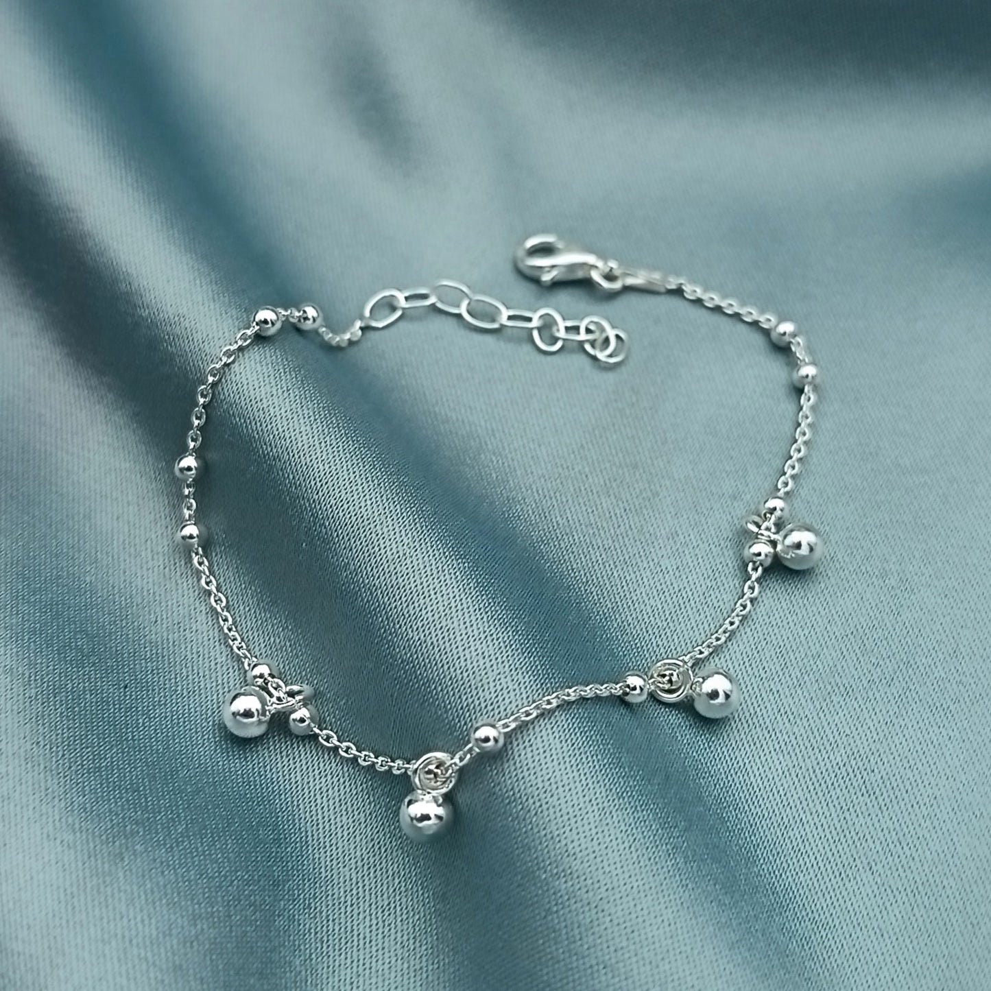 Pulsera cadena rolo con dijes llamadores