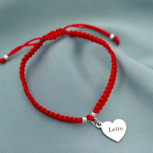 Pulsera macramé con corazón grabado