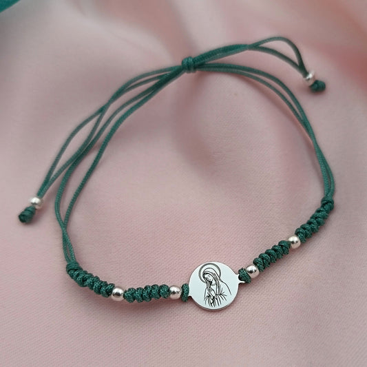 Pulsera Macramé con bolitas y plaquita circular grabada