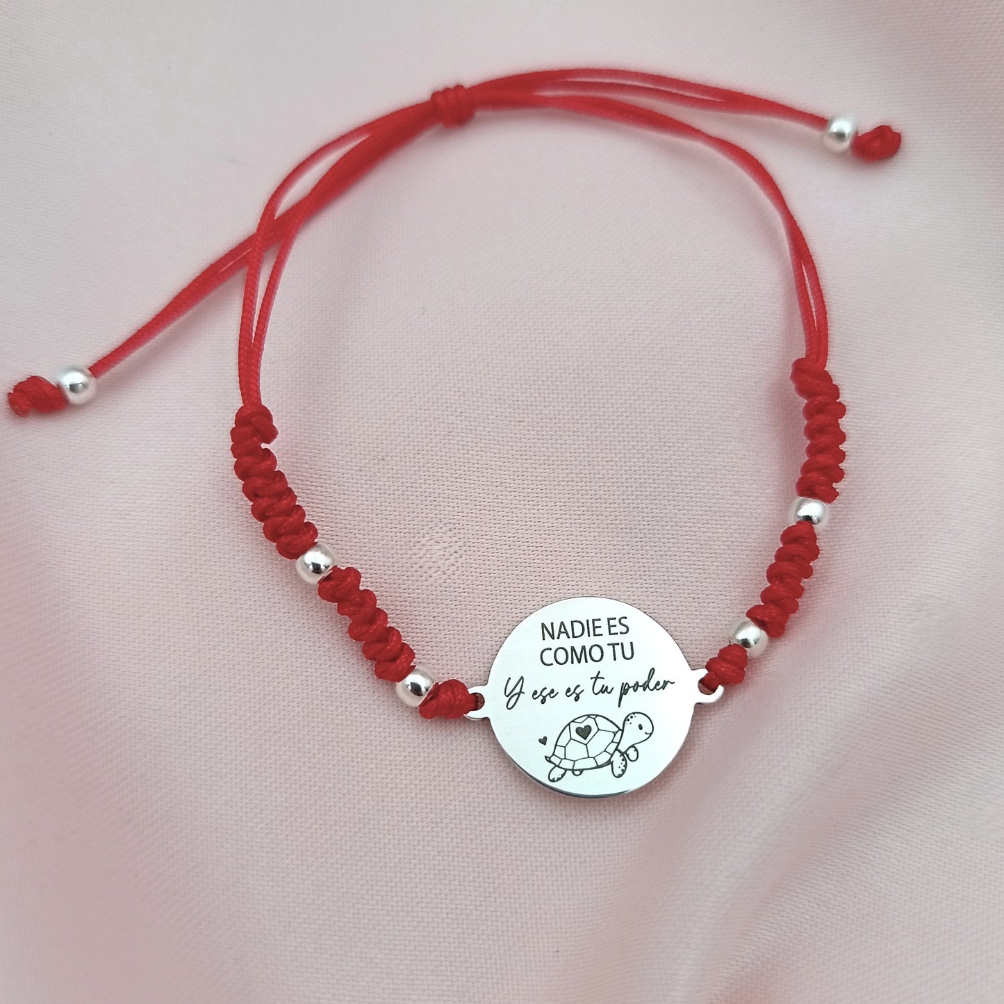 Pulsera macramé con bolitas y placa 15mm grabada