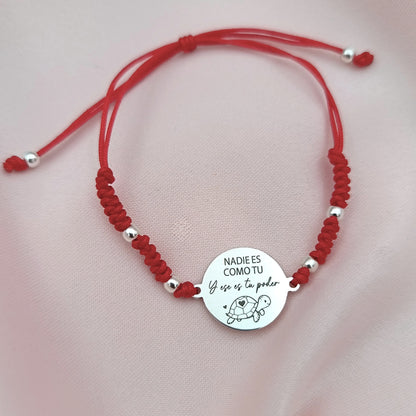 Pulsera macramé con bolitas y placa 15mm grabada