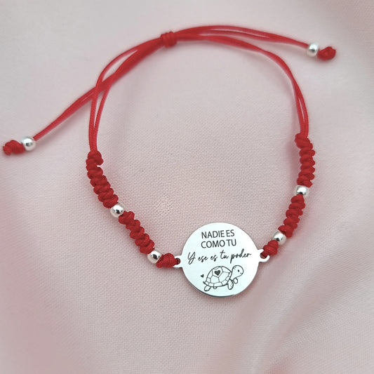 Pulsera macramé con bolitas y placa 15mm grabada
