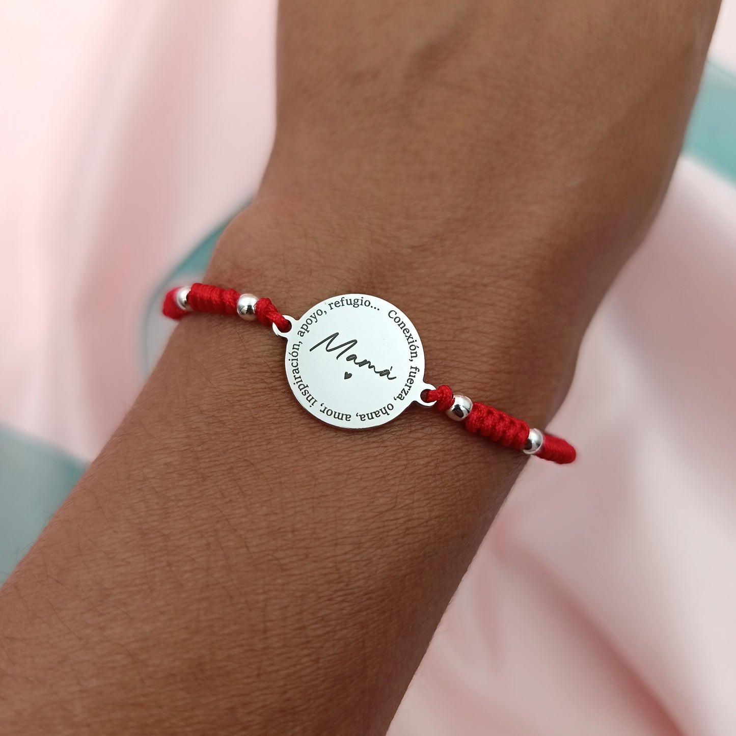 Pulsera macramé con bolitas y placa 15mm grabada
