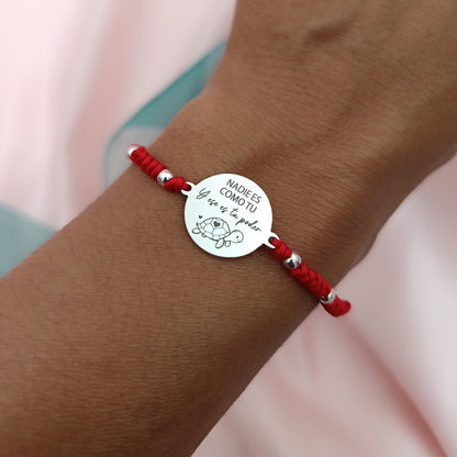 Pulsera macramé con bolitas y placa 15mm grabada