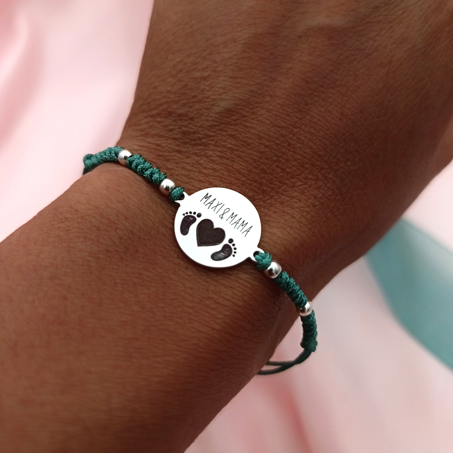 Pulsera macramé con bolitas y placa 15mm grabada