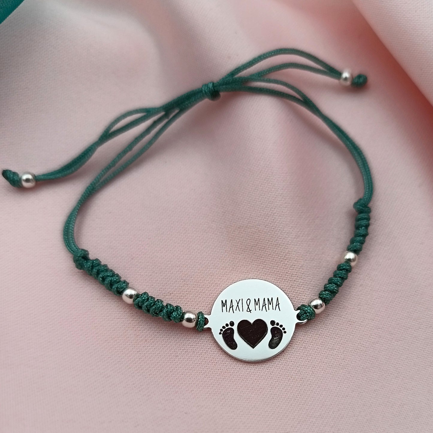 Pulsera macramé con bolitas y placa 15mm grabada