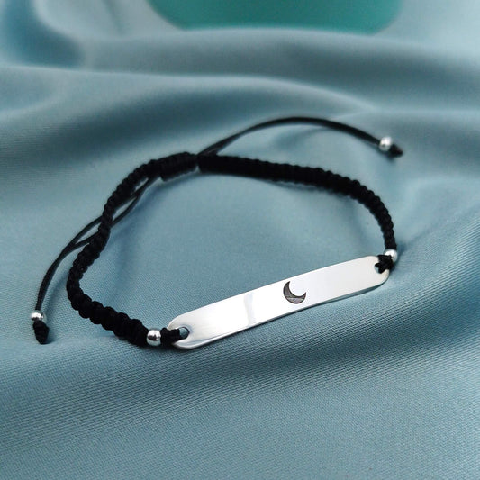 Pulsera macramé con placa grabada