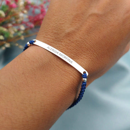 Pulsera macramé con placa grabada
