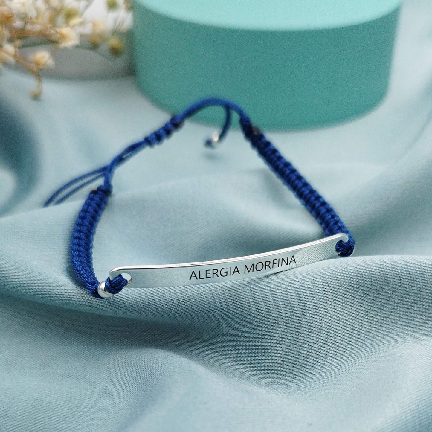Pulsera macramé con placa grabada