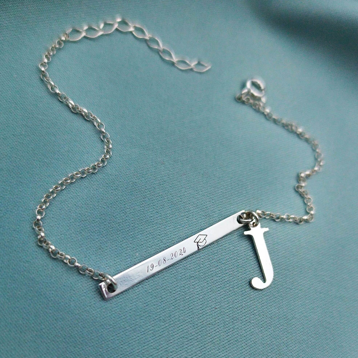 Pulsera esclava delgada con inicial