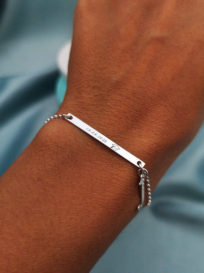 Pulsera esclava delgada con inicial