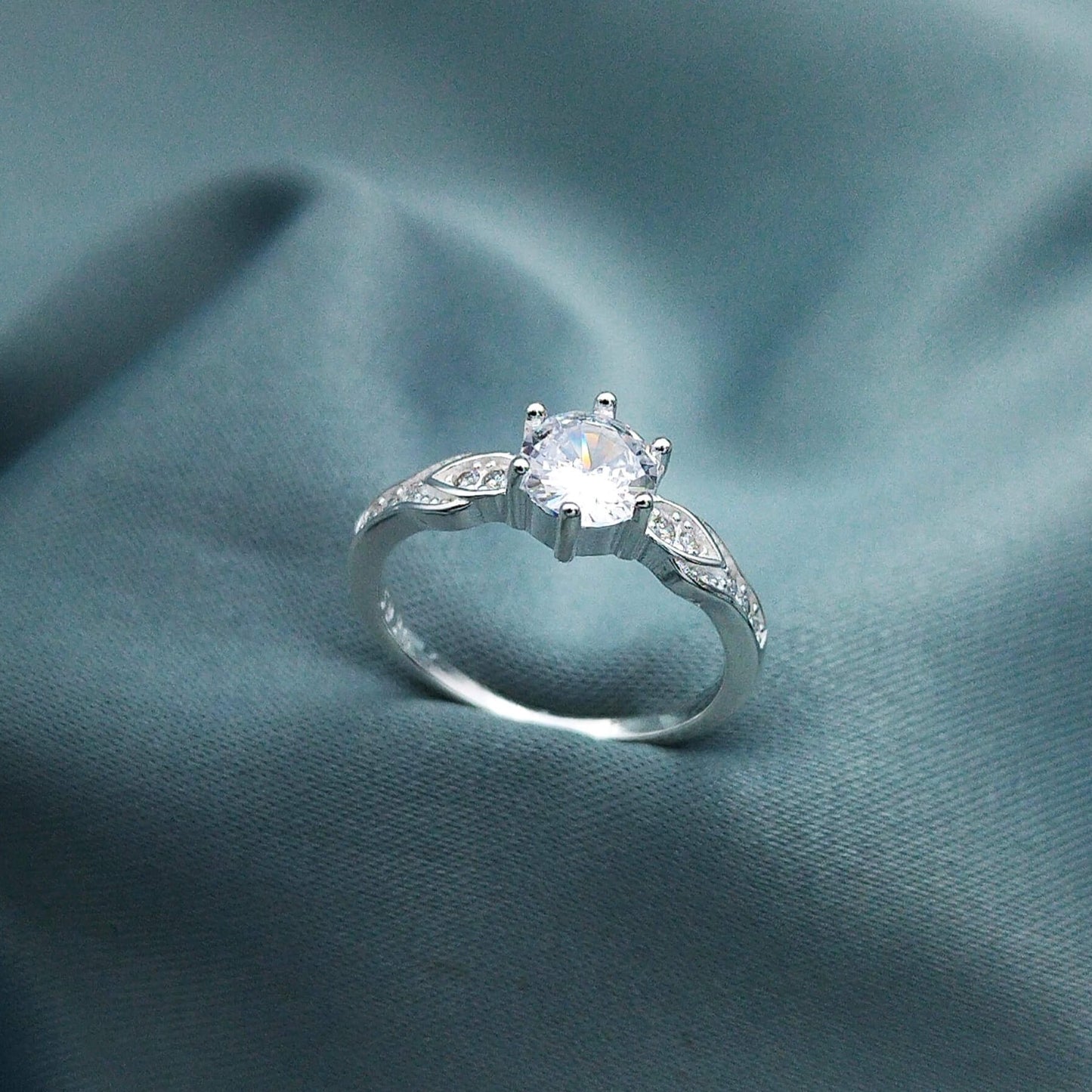 Anillo de compromiso piedra lateral brillante