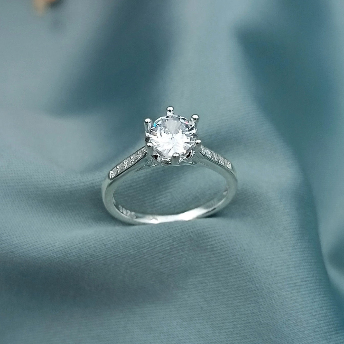 Anillo de compromiso canal brillante 9