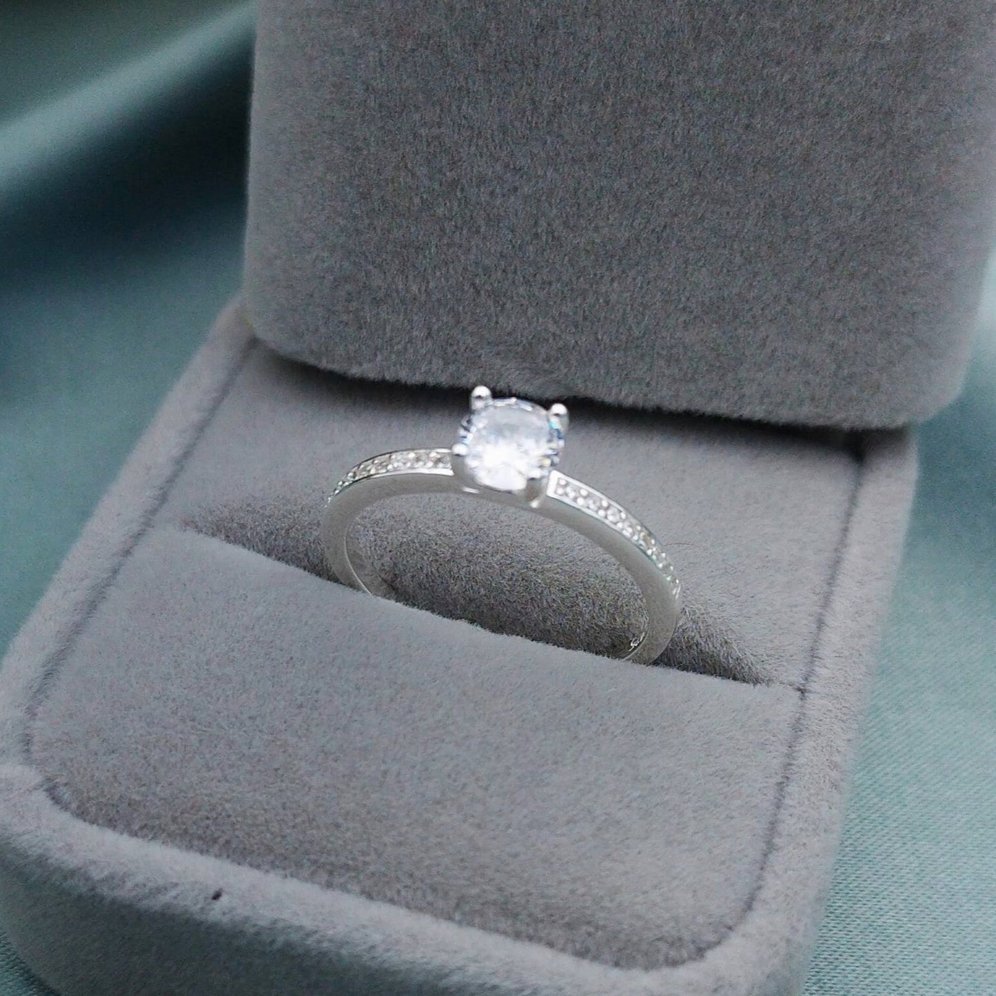 Anillo de compromiso canal brillante 6