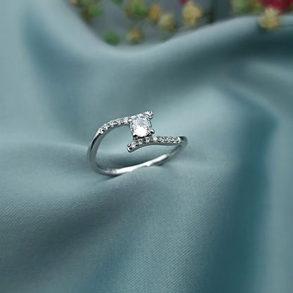 Anillo de Compromiso  Cruzado  Plata con Baño de Oro Blanco