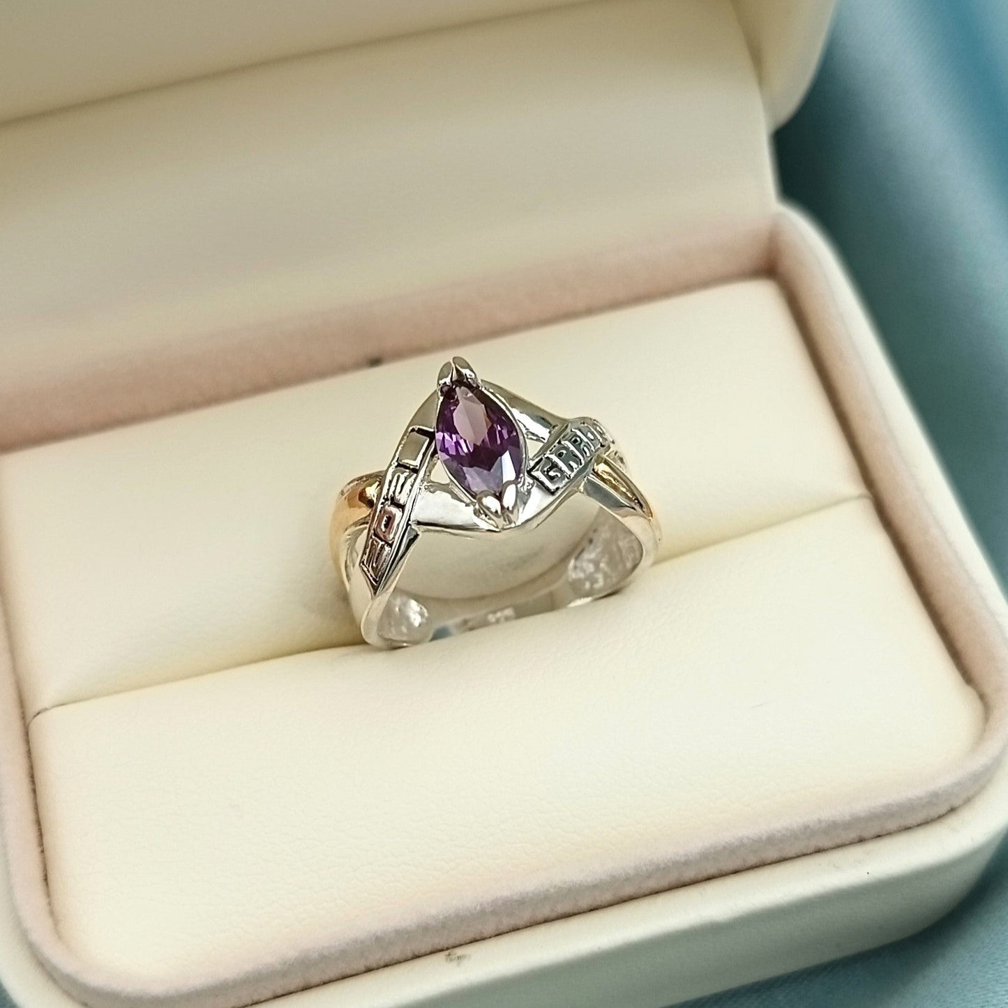 Anillo de Grado Piedra Morada