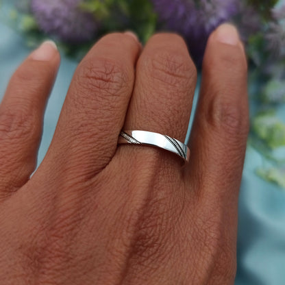 Anillo plano líneas diagonales Milano