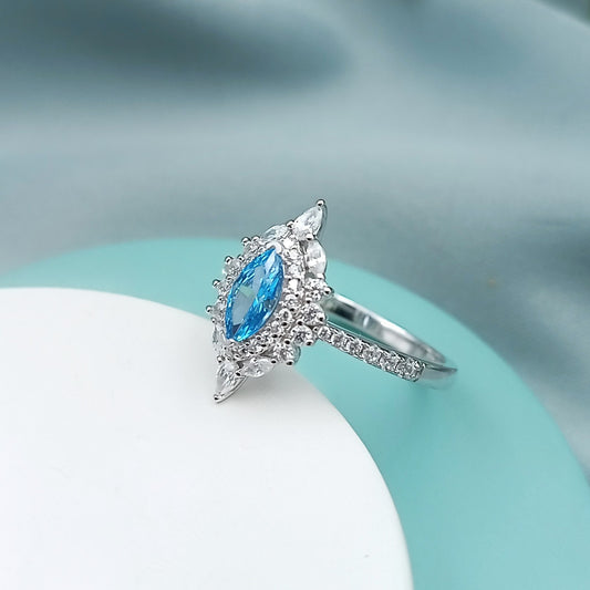 Anillo Marquise con Halo y pavé