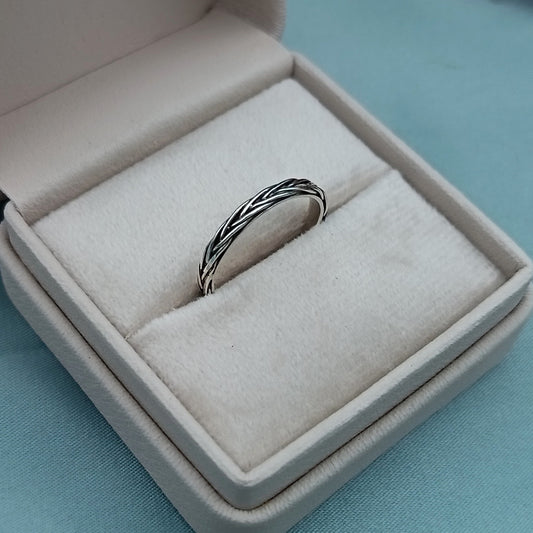 Anillo Cordones Entrelazados