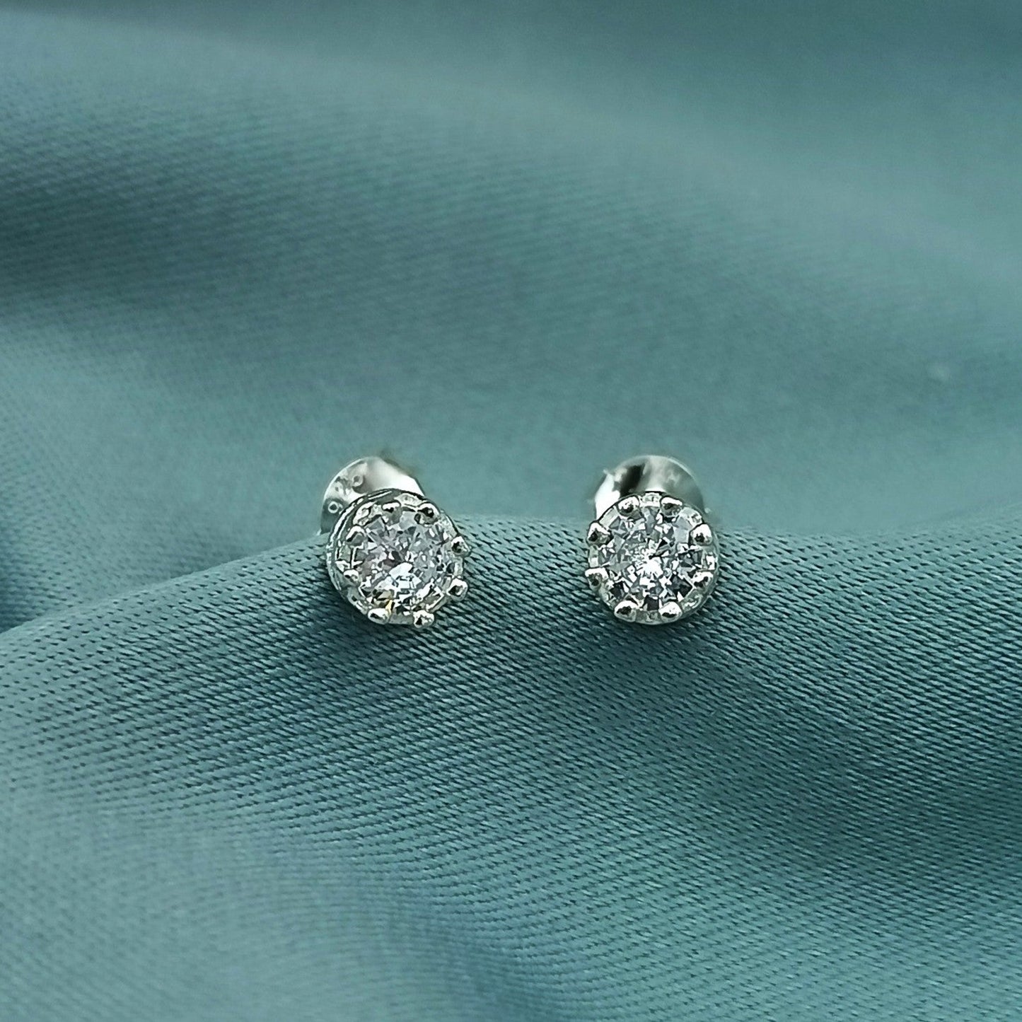 Aretes Cortos Circones Coronita 5mm