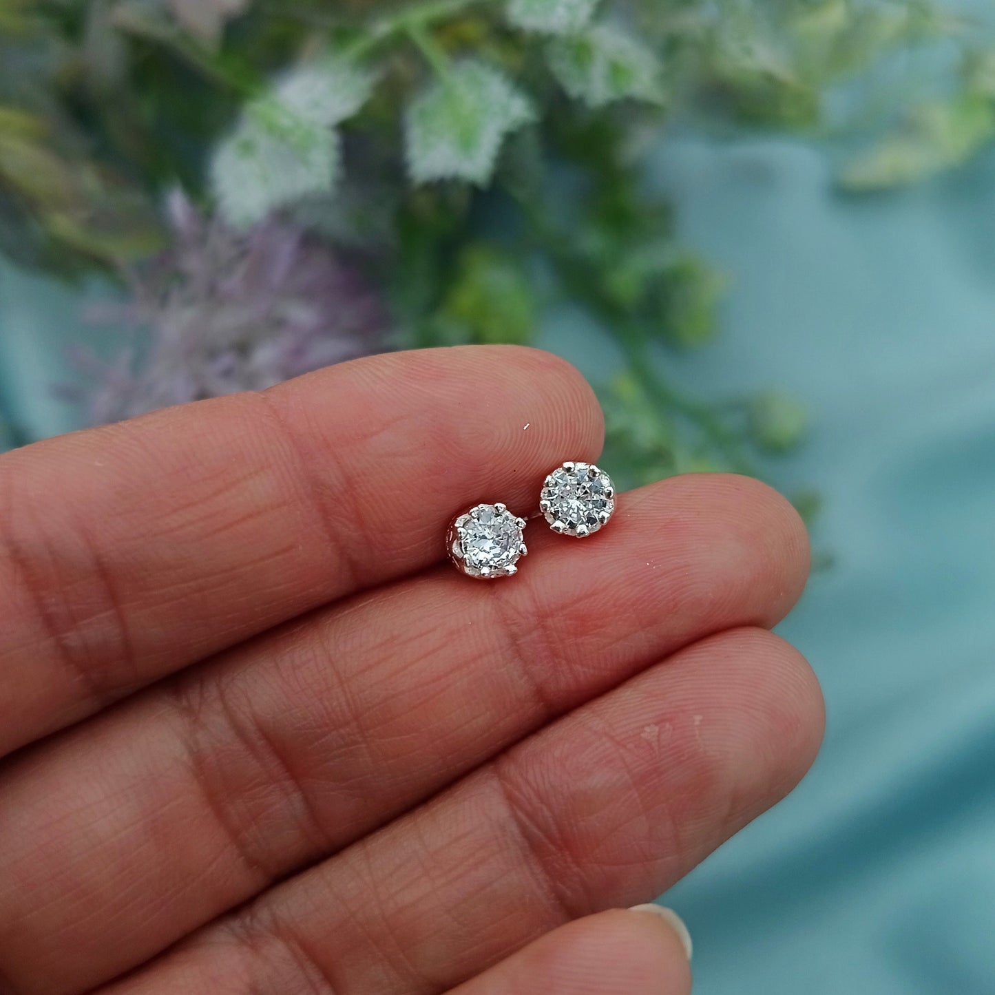 Aretes Cortos Circones Coronita 5mm