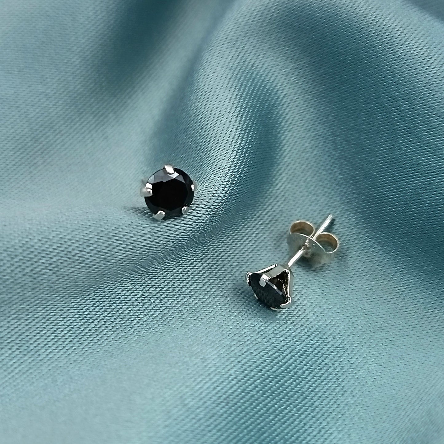 Aretes Cortos Circones Negros 5mm