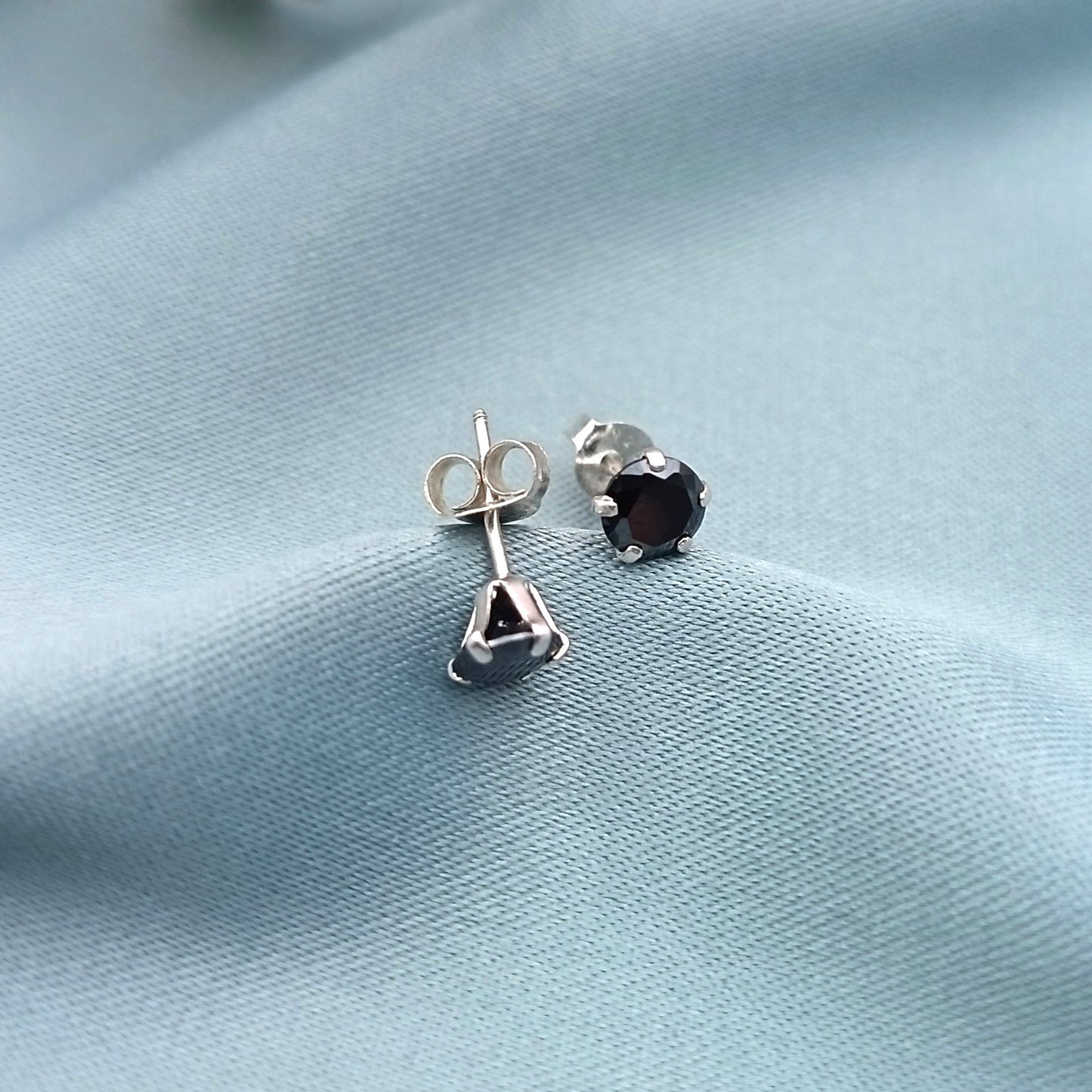 Aretes Cortos Circones Negros 5mm