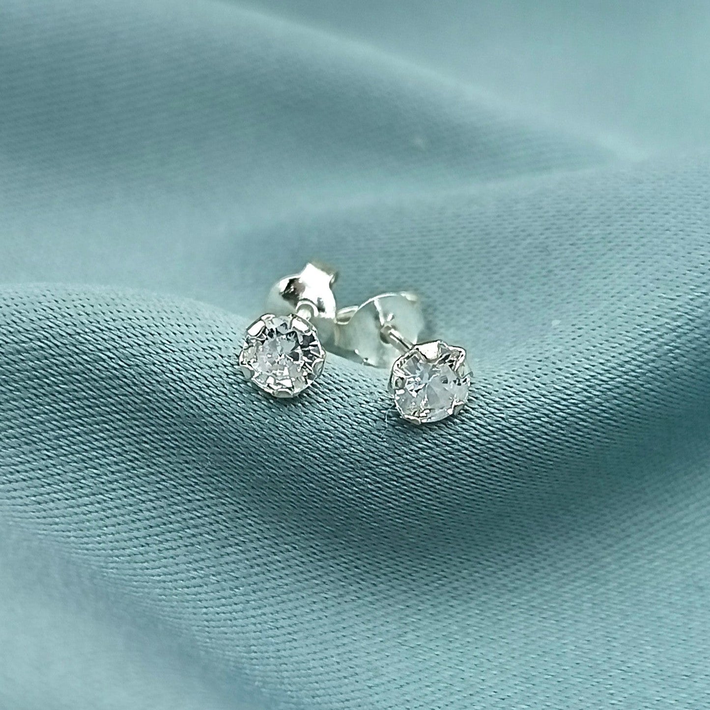 Aretes Cortos Circones Redondos 5mm